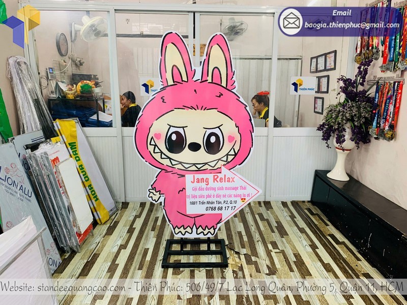 Bắt trend dùng standee nhân vật hoạt hình LABUBU thu hút KH